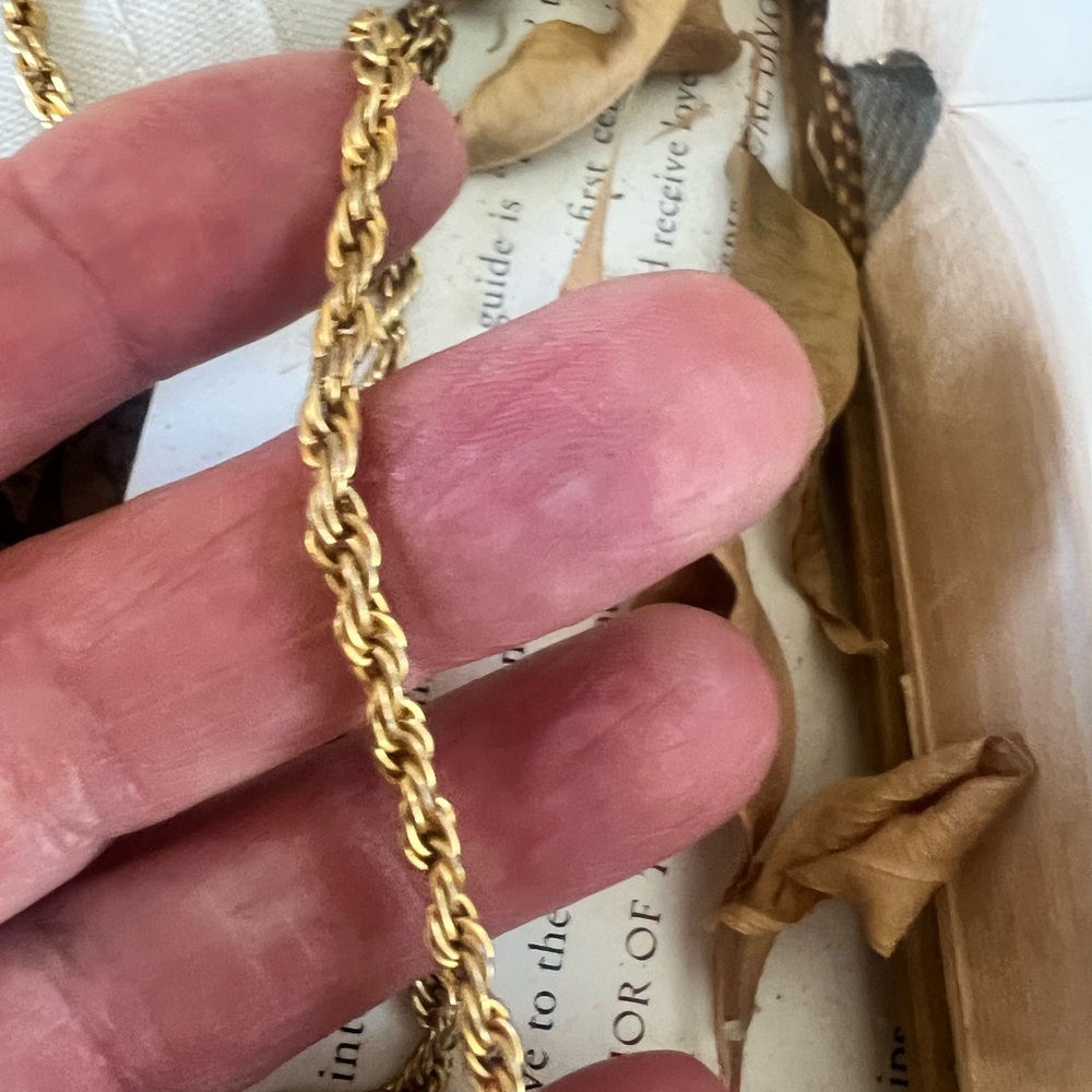 Vintage Shell Necklace - Picture 5 of 5